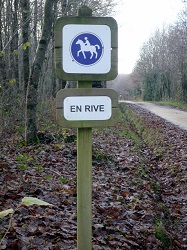 Piste cyclable, cavalier marcher en rive